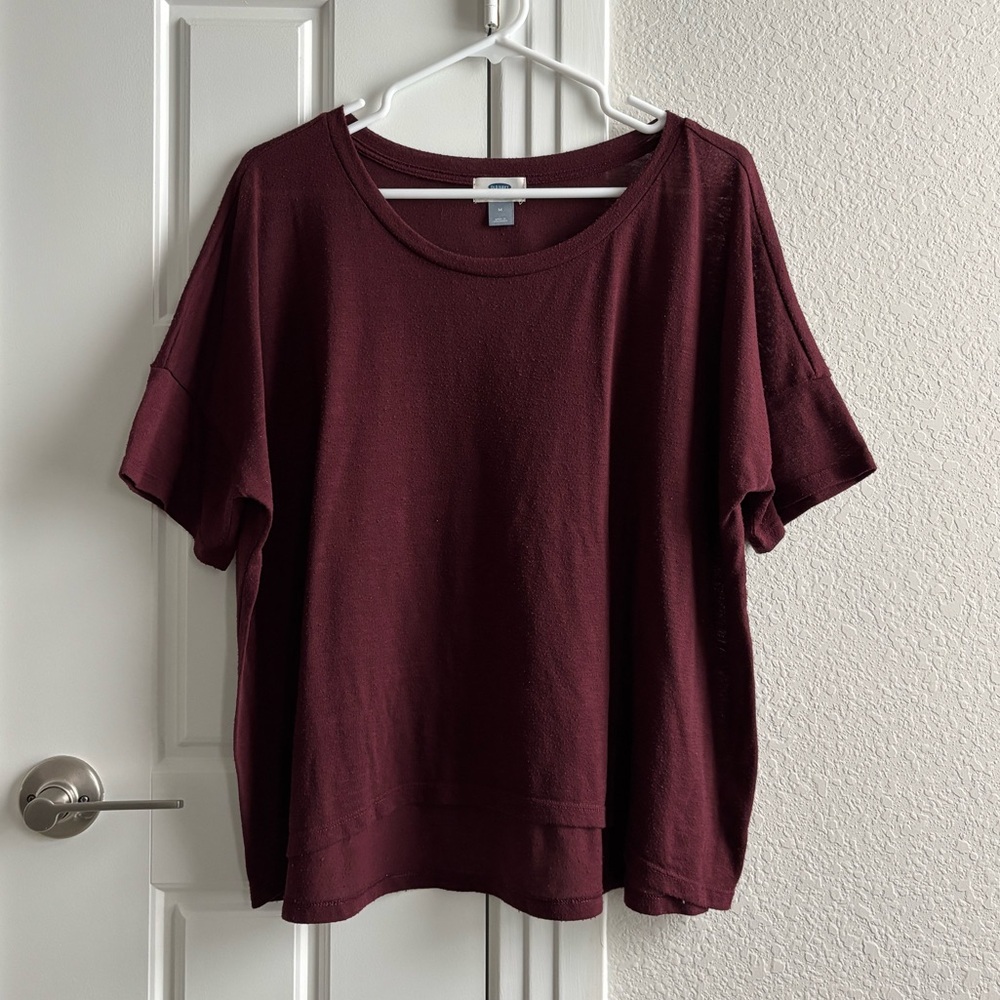 Old Navy burgundy short sleeved tee shirt (size M)